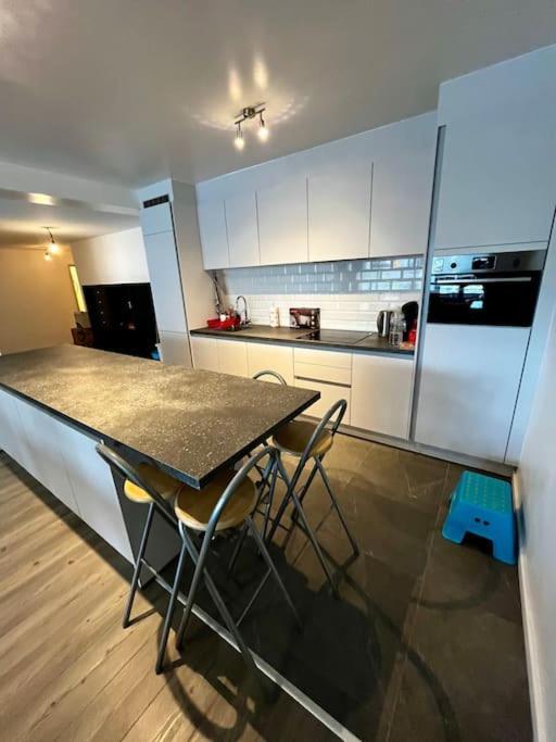 Big Apartment With Parking In Antwerpen Exteriör bild