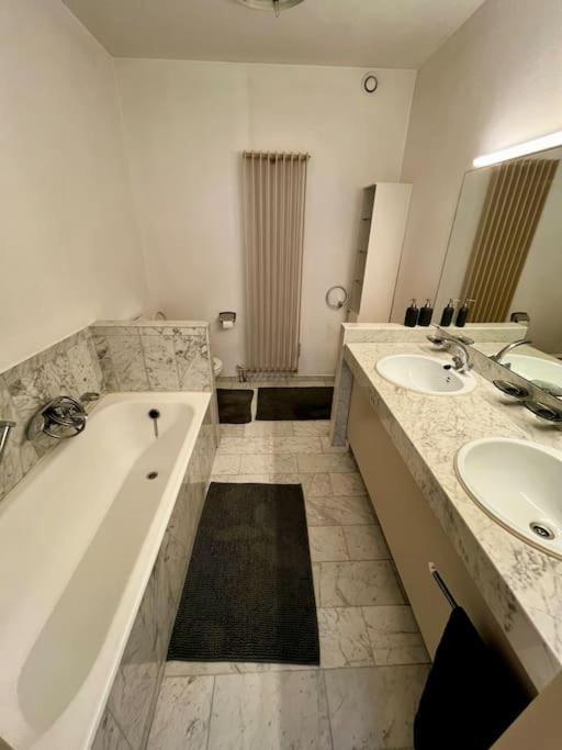 Big Apartment With Parking In Antwerpen Exteriör bild