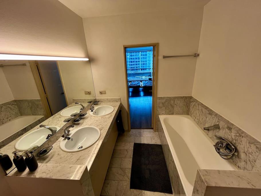 Big Apartment With Parking In Antwerpen Exteriör bild