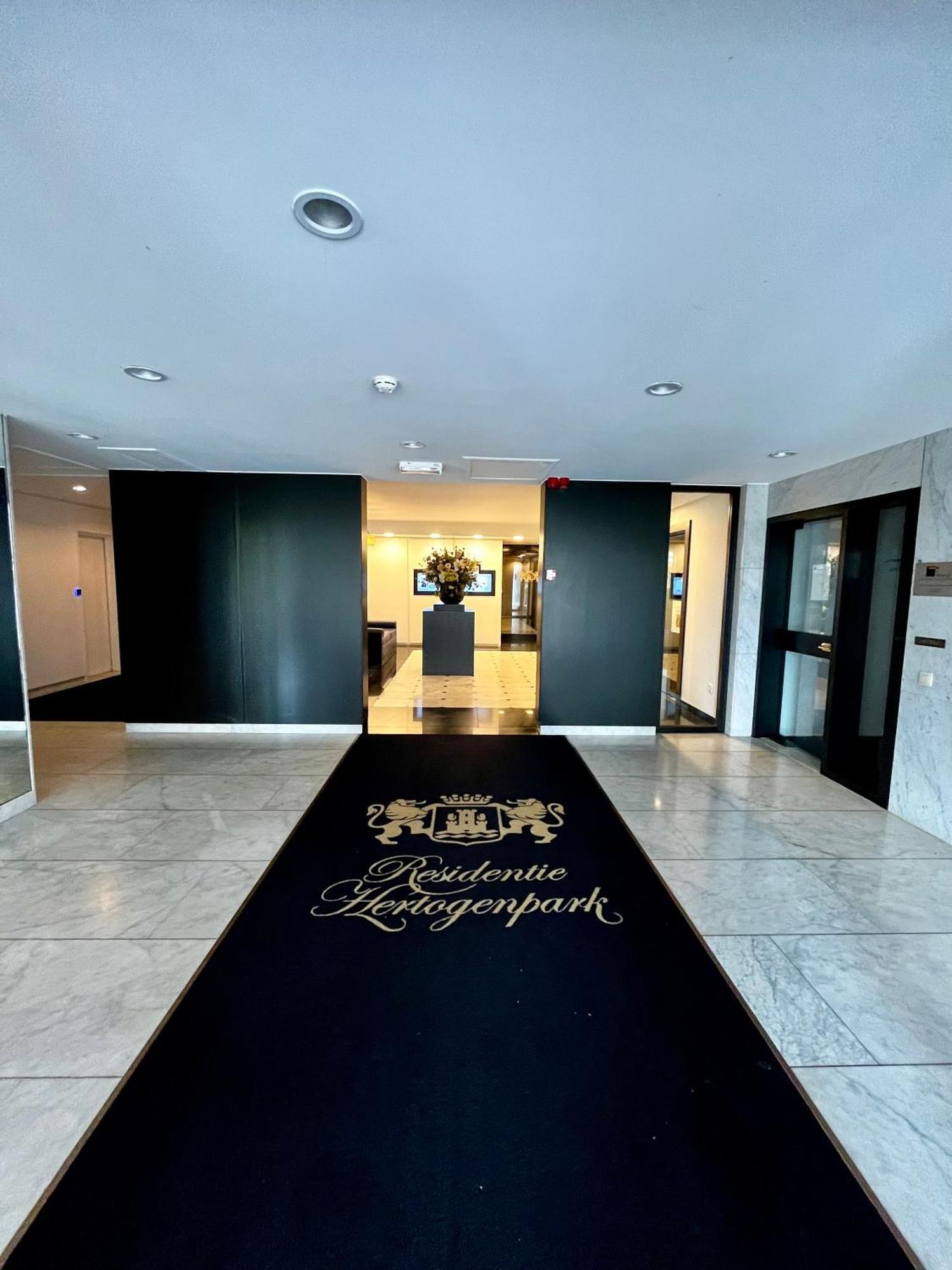 Big Apartment With Parking In Antwerpen Exteriör bild