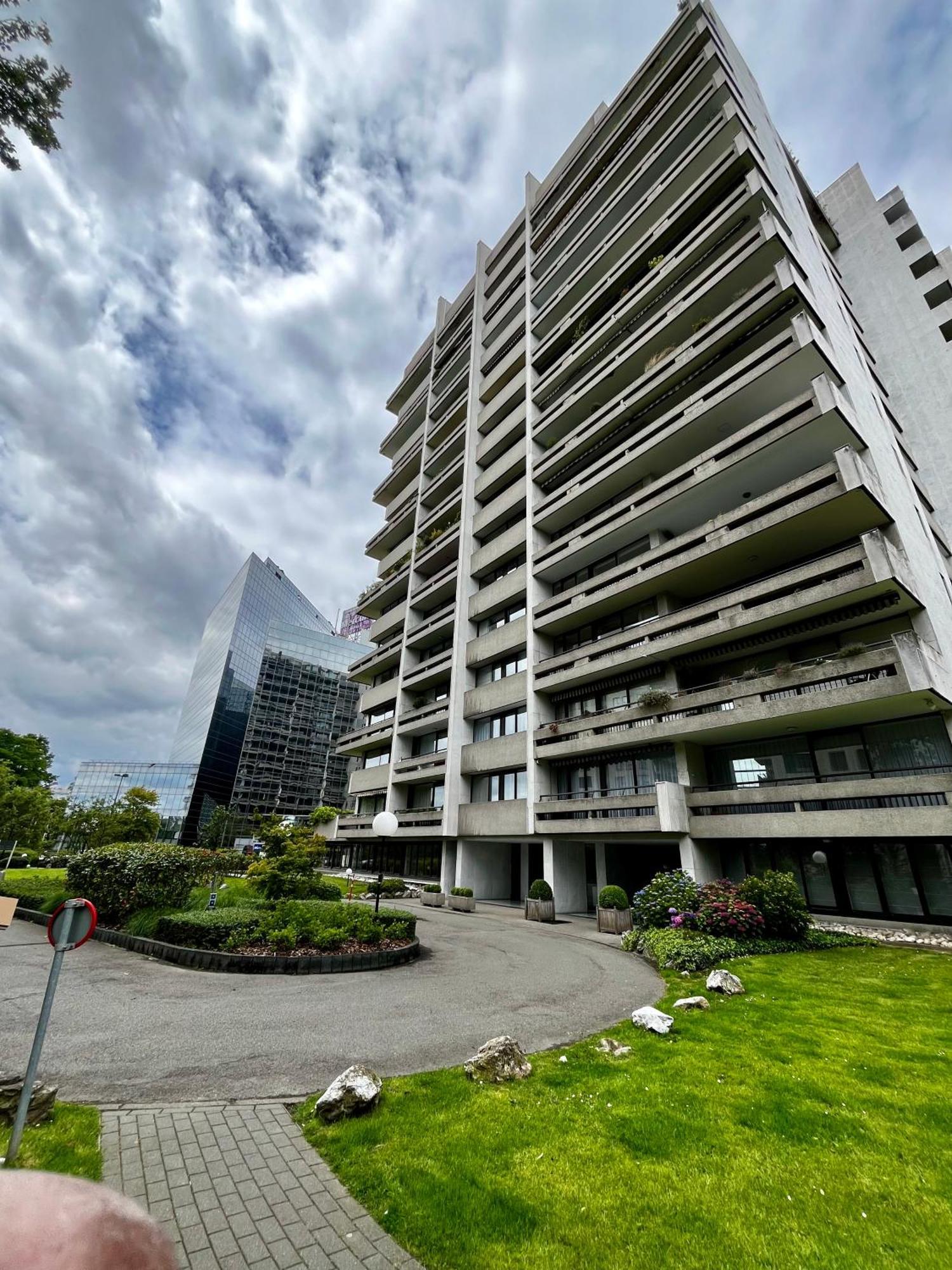 Big Apartment With Parking In Antwerpen Exteriör bild